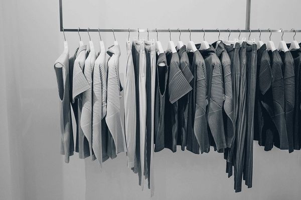 Męskie elementy garderoby w kobiecej szafie