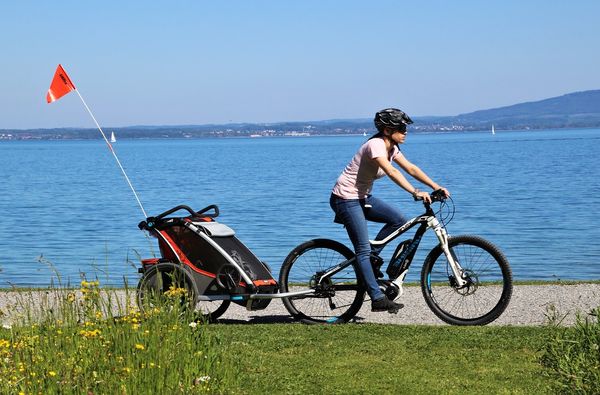 Przyczepki rowerowe dla dzieci – na co zwrócić uwagę przy wynajmie?